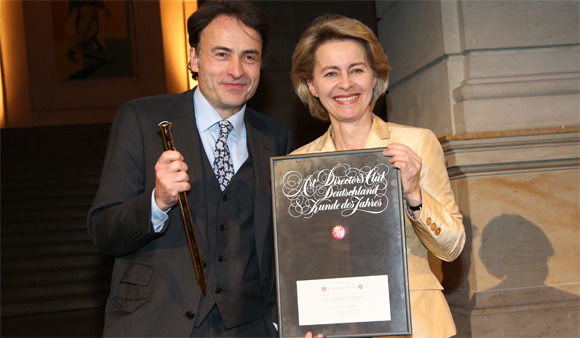 "ADC Kunde des Jahres": Bundesministerin Ursula von der Leyen hielt die Laudatio auf "Zeit"-Chefredakteur Giovanni di Lorenzo. "ADC Kunde des Jahres": Bundesministerin Ursula von der Leyen hielt die Laudatio auf "Zeit"-Chefredakteur Giovanni di Lorenzo.