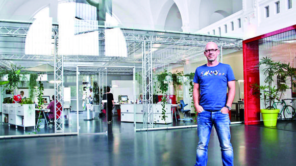 Agenturinhaber Lars Thielker arbeitet mit seinem Team in einem ehemaligen historischen Hallenbad. Agenturinhaber Lars Thielker arbeitet mit seinem Team in einem ehemaligen historischen Hallenbad.