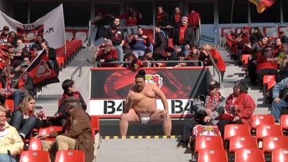 Wo kommt der denn auf einmal her? Sumoringer in der BayArena. Wo kommt der denn auf einmal her? Sumoringer in der BayArena.