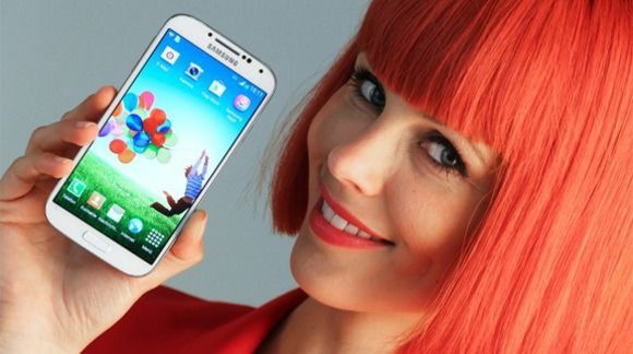 Das Messe-Maskottchen Miss IFA mit einem Samsung-Handy. Ein Foto der Smartwatch gibt es noch nicht. Das Messe-Maskottchen Miss IFA mit einem Samsung-Handy. Ein Foto der Smartwatch gibt es noch nicht.