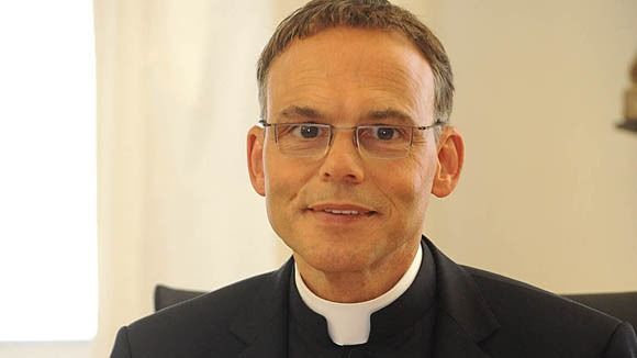 Franz-Peter Tebartz-van Elst ist seit 2007 Bischof von Limburg. Seine Diözese umfasst mit Frankfurt und Wiesbaden wesentliche Teile des Rhein-Main-Gebietes. Franz-Peter Tebartz-van Elst ist seit 2007 Bischof von Limburg. Seine Diözese umfasst mit Frankfurt und Wiesbaden wesentliche Teile des Rhein-Main-Gebietes.