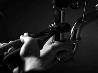 Handwerkerhände in Aktion: So startet MyHammer neu durch Handwerkerhände in Aktion: So startet MyHammer neu durch
