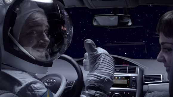 Daddy weiß wo es langgeht - und wird in den Augen der Tochter zum lässigen Astronauten. Daddy weiß wo es langgeht - und wird in den Augen der Tochter zum lässigen Astronauten.