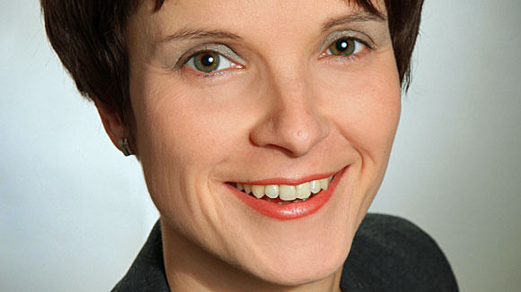 50 Prozent weniger Gebühr für ARD, ZDF, Deutschlandradio: Frauke Petry, Bundessprecherin der Alternative für Deutschland (AfD), nimmt Stellung. 50 Prozent weniger Gebühr für ARD, ZDF, Deutschlandradio: Frauke Petry, Bundessprecherin der Alternative für Deutschland (AfD), nimmt Stellung.