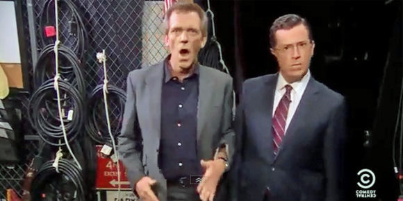 Keine falsche Scham: Hugh Laurie und Stephen Colbert tanzen im Studio. Keine falsche Scham: Hugh Laurie und Stephen Colbert tanzen im Studio.