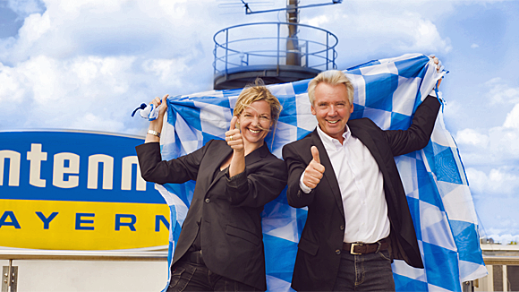 Die Chefs von Antenne Bayern, Valerie Weber und Karlheinz Hörhammer, jubeln immer noch - auch wenn die MA 2013 Radio I leichte Hörerverluste mit sich bringt... Die Chefs von Antenne Bayern, Valerie Weber und Karlheinz Hörhammer, jubeln immer noch - auch wenn die MA 2013 Radio I leichte Hörerverluste mit sich bringt...