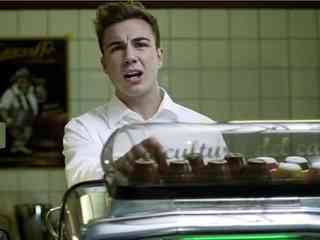 Mario Götze trägt im Mercedes-Spot Weiß Mario Götze trägt im Mercedes-Spot Weiß
