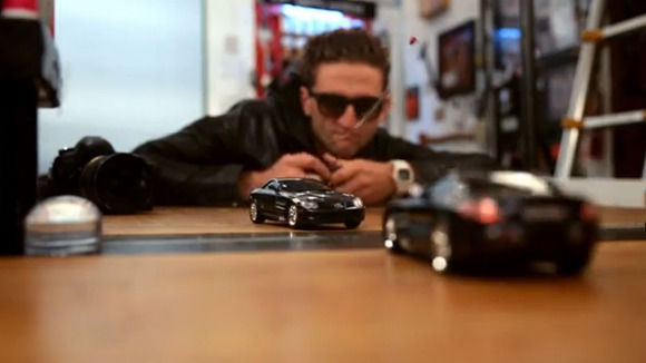 Der amerikanische Filmemacher dreht seinen ersten Autospot - für Mercedes. Der amerikanische Filmemacher dreht seinen ersten Autospot - für Mercedes.