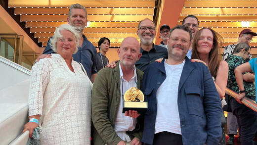 Stolze Gewinner: HeimatTBWA auf den Treppen des Palais des Festivals
