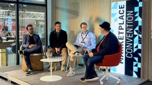 Paul Krauss, Partner AI, teamOne; Hendrik Reuter, Director E-Commerce, OLYMP; Daniel Marschollek, Head of Consumer Experience & Digital, Nestlé Deutschland AG; Moderator Jochen G. Fuchs, W&V (Von links nach rechts).