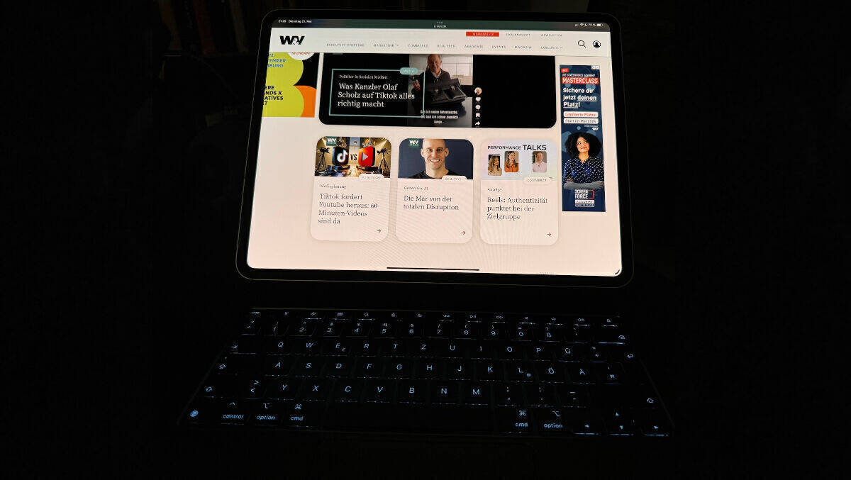 Das neue iPad Pro mit dem aktualisierten Magic Keyboard mit beleuchteten Tasten.