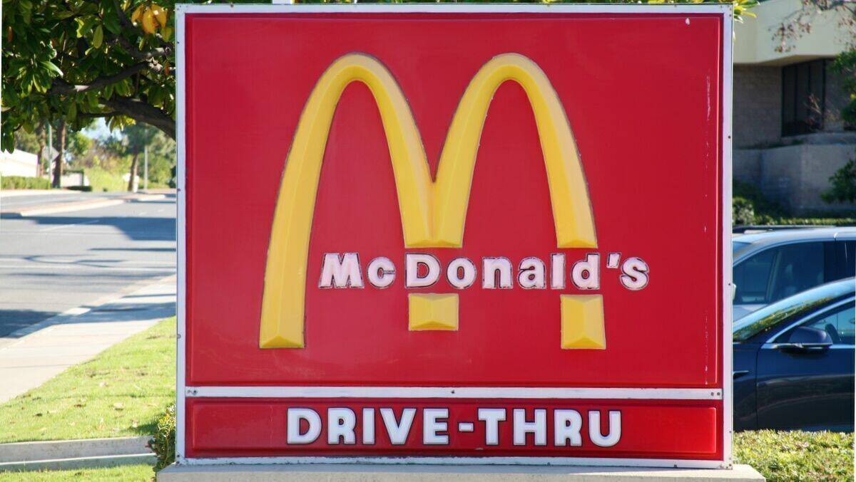 Ab Juli wird in den USA bei McDonald's-drive-thrus wieder ausschließlich bei Menschen bestellt. 