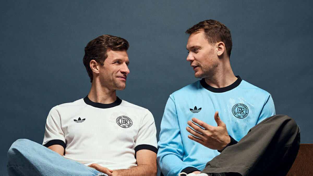 Thomas Müller und Manuel Neuer in den Jubiläums-Trikots. 