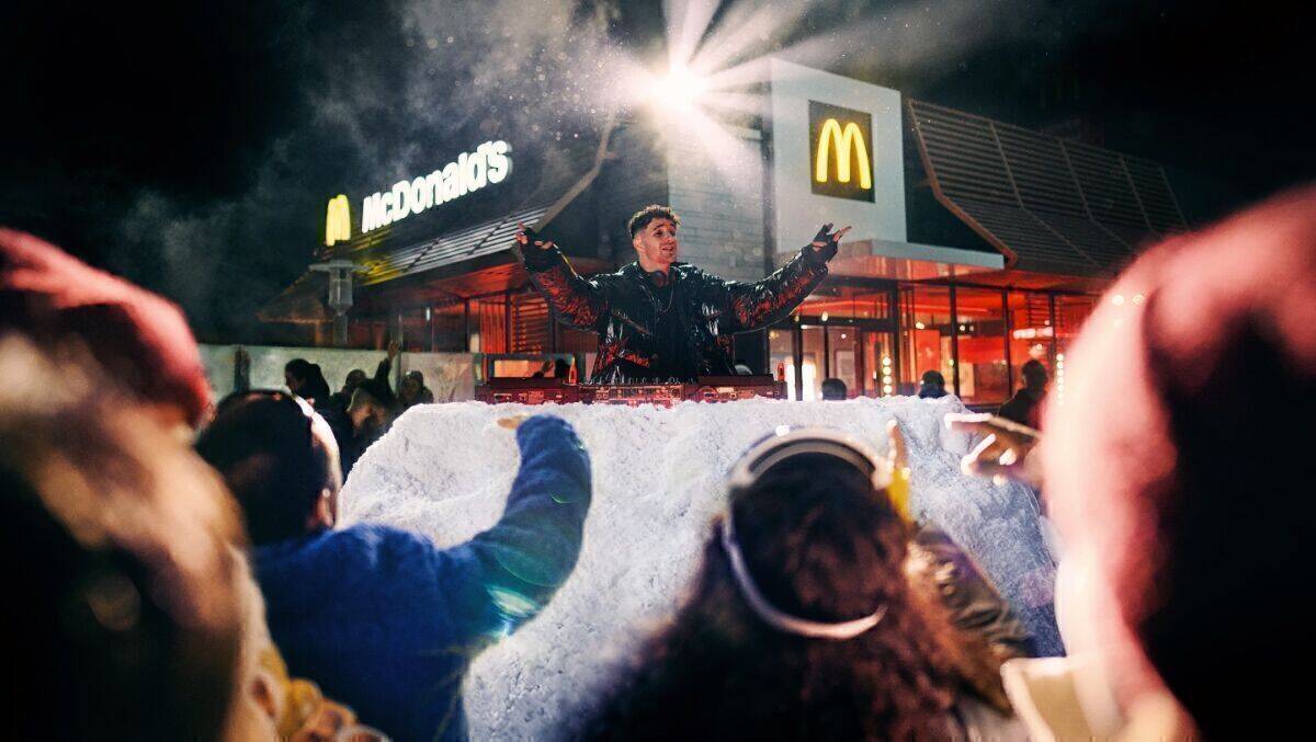 Luca-Dante Spadafora legt bei McDonald's seine Scheibe auf.