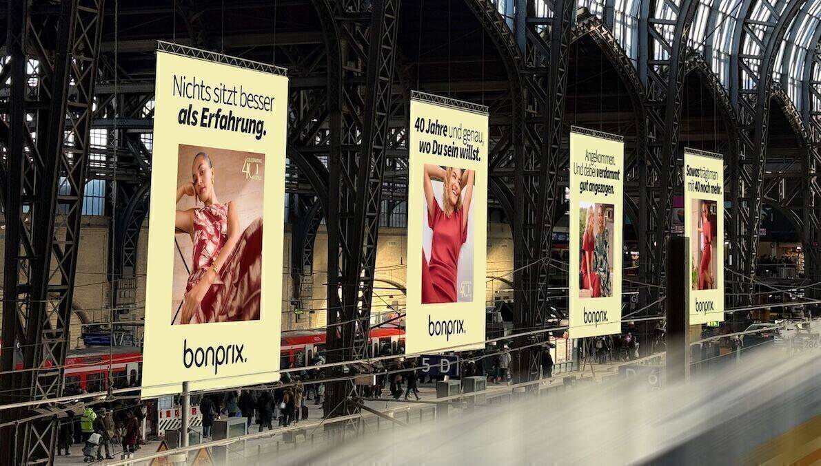 Unter anderem sind die Geburtstagsmotive von Bonprix am Hamburger Hauptbahnhof zu sehen - die Bilder von der Kampagne sind noch Mockups, am Hamburger Hauptbahnhof hängen sie erst ab Anfang Mai.