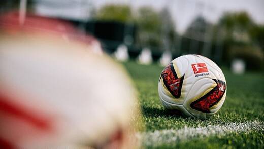 Ab der Spielzeit 2026/27 heißt die DFL wieder Bundesliga - der Ball kommt von Adidas.