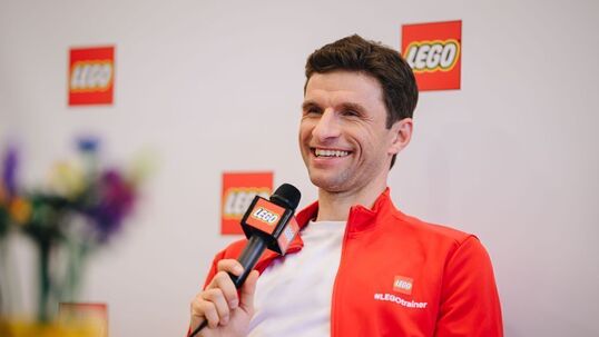 Bild: Thomas Müller mit neuem Trainerjob - für Lego