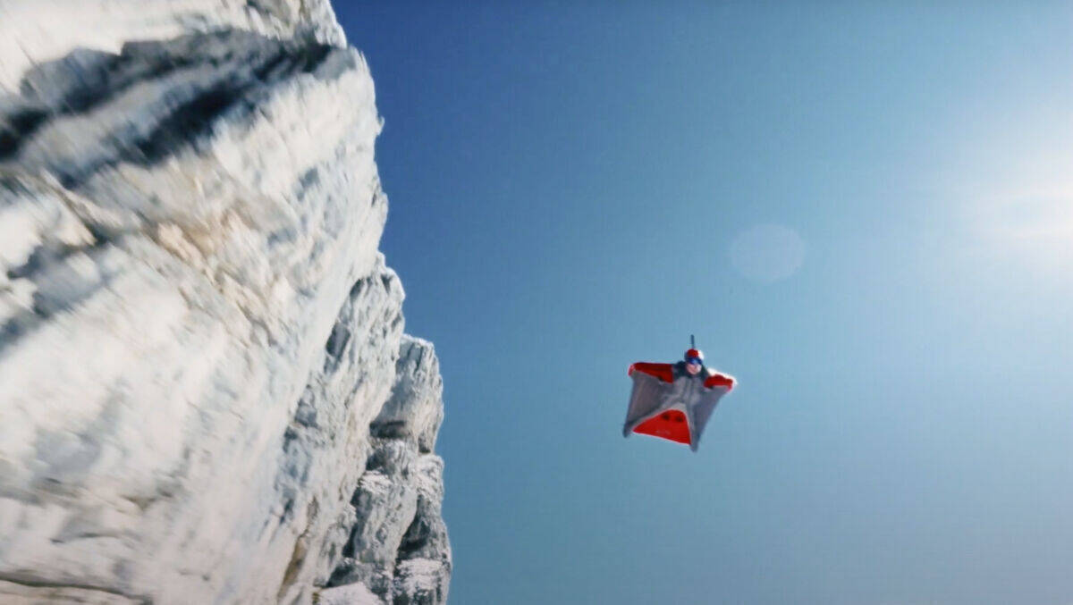 Wingsuit-Pilot Mathias Wyss fliegt für Strellson