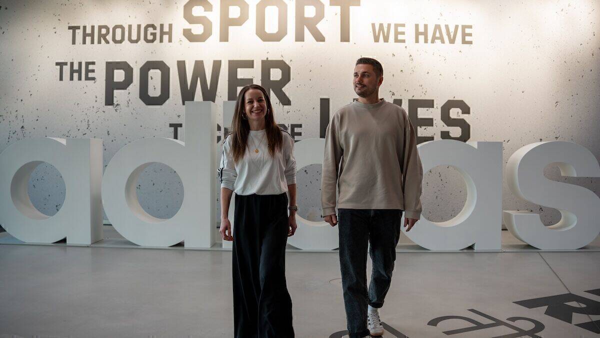 Josephine Walters (li.) und Florian Amann (re.) zeichnen bei Adidas für die Kampagne "Typisch Deutsch" verantwortlich.