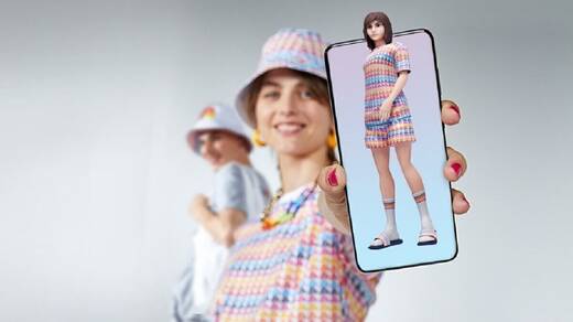 Frau im "Aldimania"-Kleid mit ihrem Avatar auf dem Smartphone