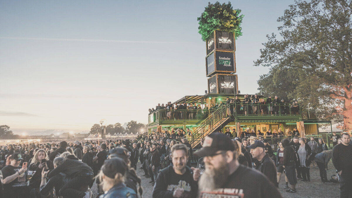 Bier verkaufen kann Krombacher. Aber die Metal-Fans in Wacken für Nachhaltigkeit begeistern? Wir haben hinter die Kulissen geschaut.