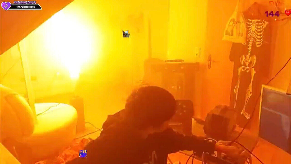 Jung-Twitcher Crossmauz mit seinem flammenden Kinderzimmer-Inferno.