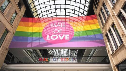 Mit Regenbogenfarben wird häufig LGBTQI+-Marketing betrieben. Oft ist es aber nur eine Strategie ohne echtes Engagement.