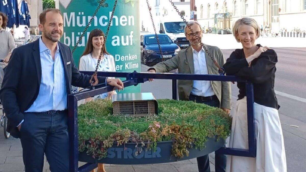 Alexander Stotz (CEO Ströer Media Deutschland), Freya Amann (Leiterin Kommunales und Stadtentwicklung Bayern bei Ströer), Stefan Helbig (Geschäftsführer Ströer Deutsche Städte Medien) und Bürgermeisterin Katrin Habenschaden (v.l.)