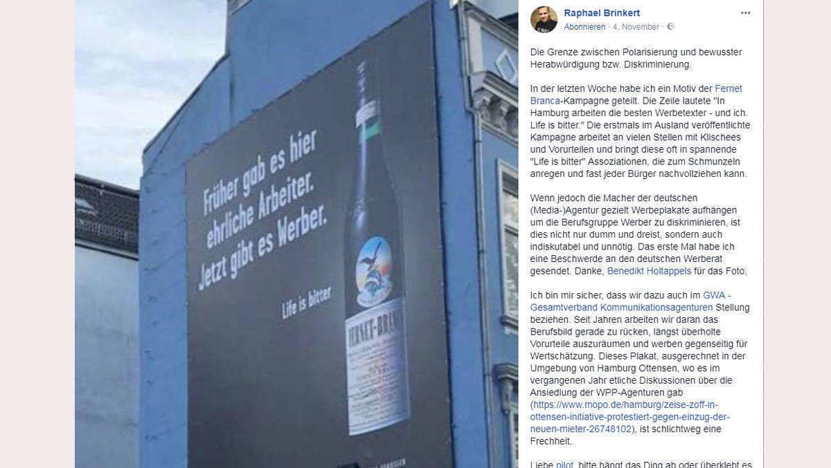 Das umstrittene Plakat ist an einer Hauswand in Hamburg-Ottensen angebracht.