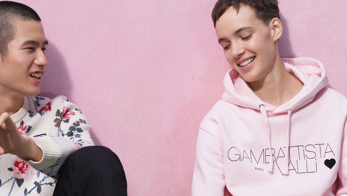 Die Kollektion umfasst Damen- und Herrenmode und wird mit einer globalen Kampagne beworben.