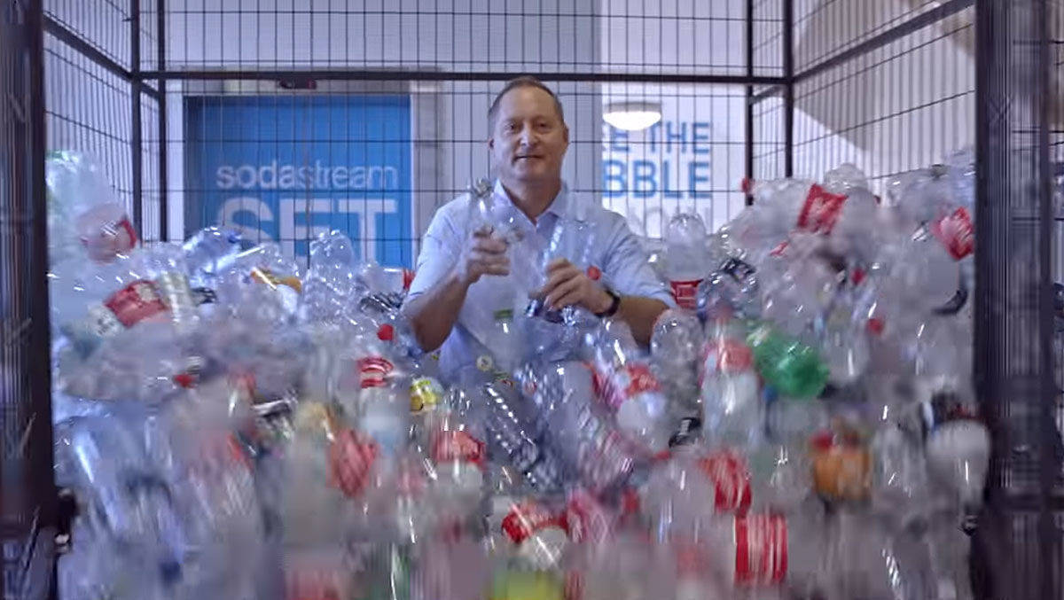 Sodastream-CEO Daniel Birnbaum lästert in einem Recruiting-Video über die Plastik-Konkurrenz.